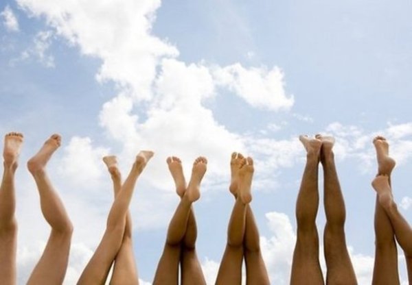 Много женских ступней