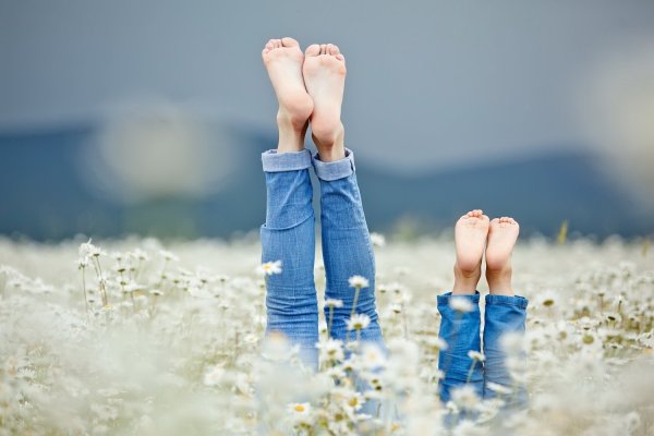 Босые ноги на земле