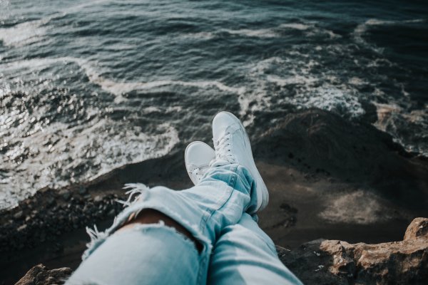 Ноги на фоне моря