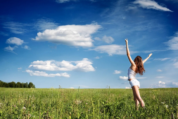 Девушка с поднятыми руками к небу