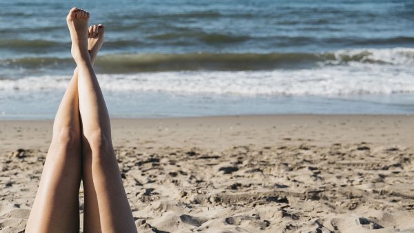 Красивые ножки на пляже