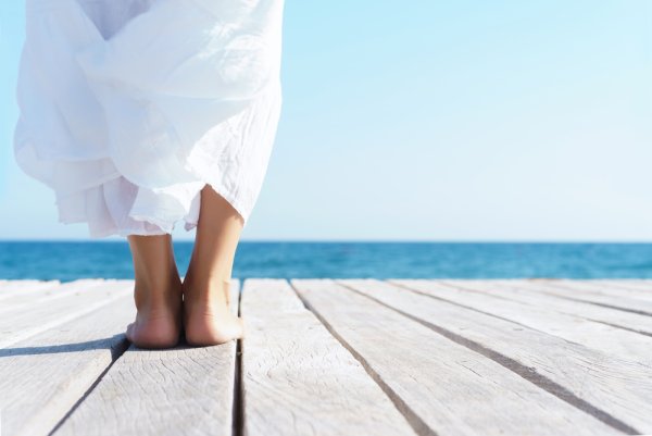 Ножки женские на улице на фоне неба