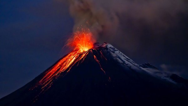 Линзовидные облака над вулканами Камчатки