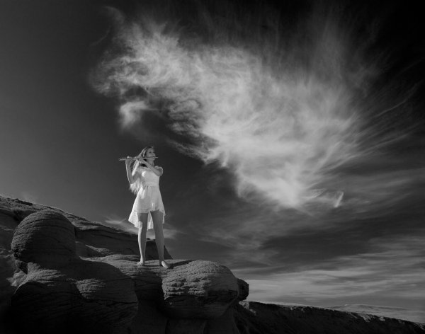 Девушка между небом и землей