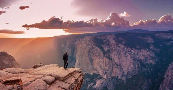 Женщина на вершине горы