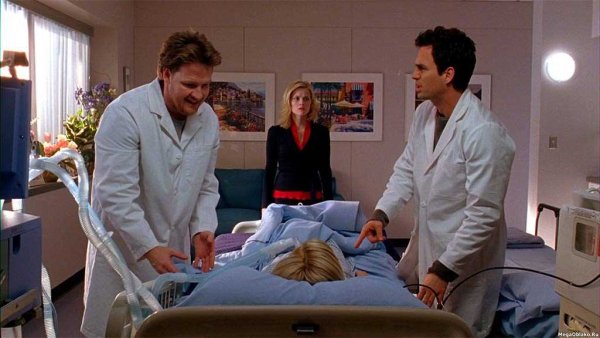 Девушка летает в облаках