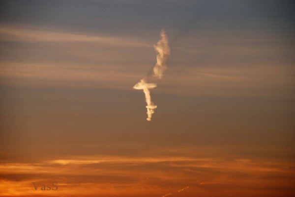 Крест на небе из облаков