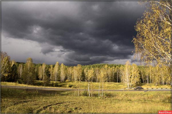 Небо осенью дышало