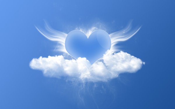 Голубое небо с облаками в виде сердца