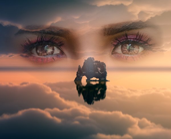 Женские глаза на фоне моря