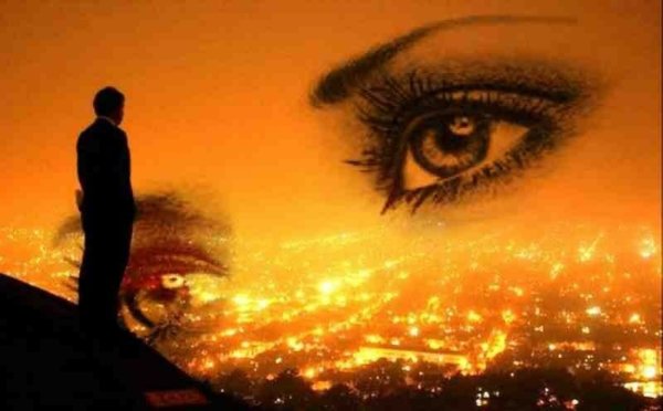 Глаза на фоне неба