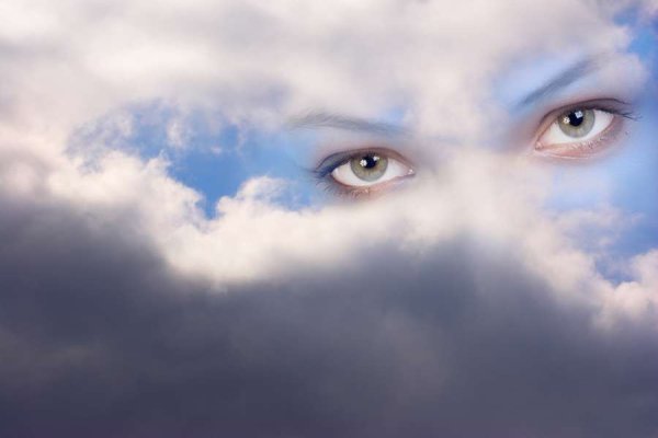 Женские глаза на фоне моря