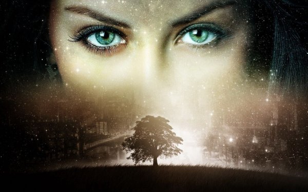 Глаза на фоне моря