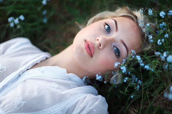 Девушка с васильковыми глазами