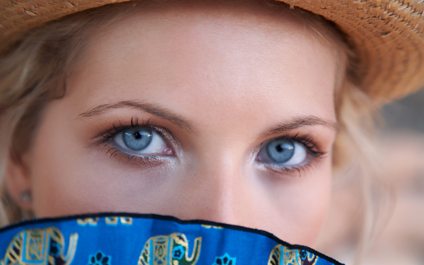 Глаза на фоне неба