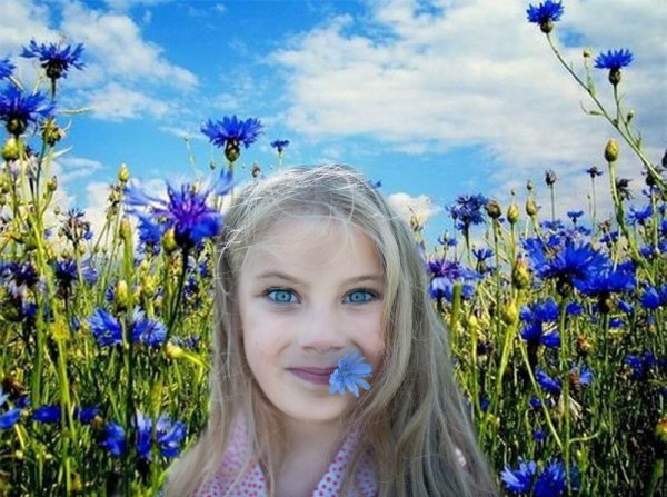 Женские глаза на фоне моря