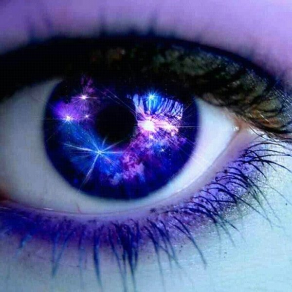 Голубой глаз в профиль