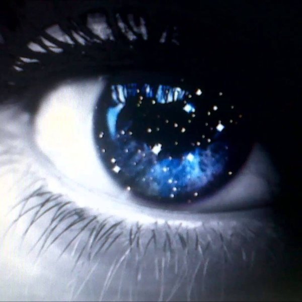 Глаза на фоне моря