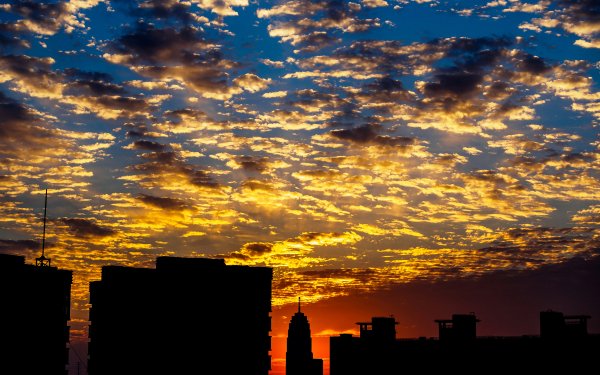 Луна над городом