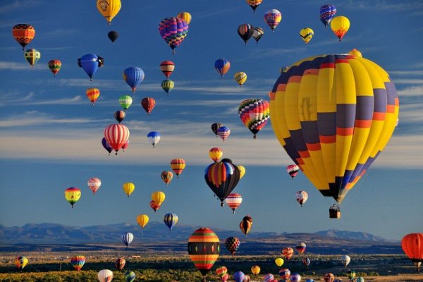 Воздушный шар с корзиной