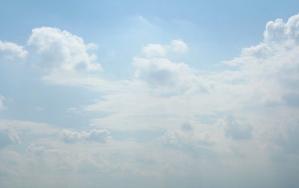 Светло голубое небо с облаками