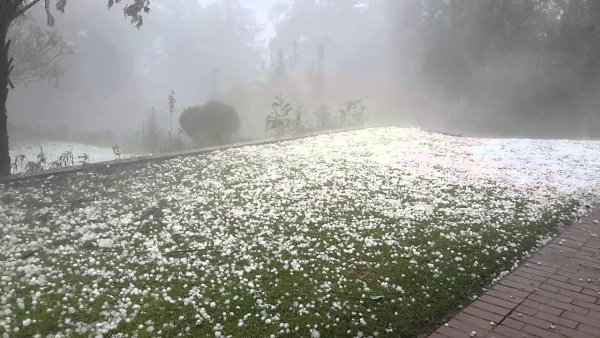 Град падает