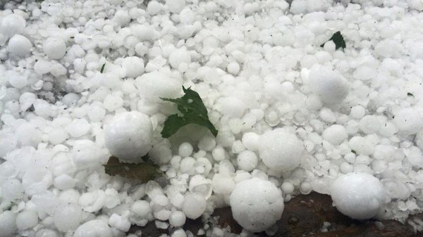 Крупный ледяной град