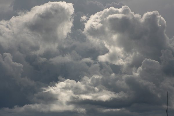 Темно серые облака