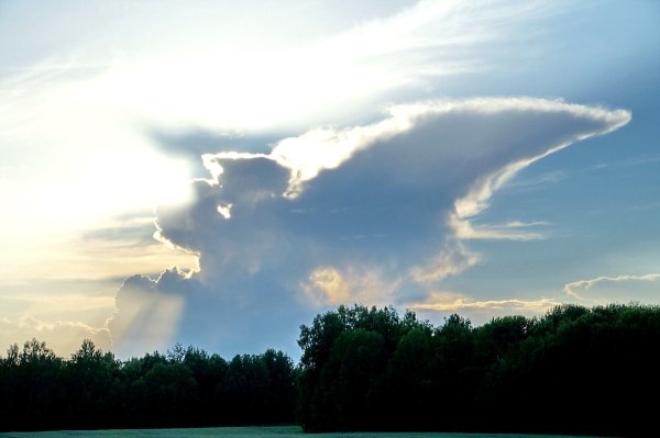 Глаза из облаков в небе