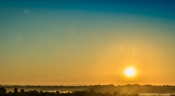 Чистое небо солнце