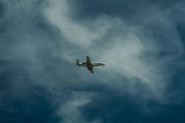 Самолет в голубом небе