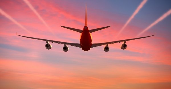 Самолет на фоне заката