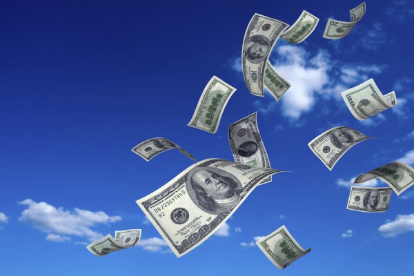 Падающие деньги на белом фоне