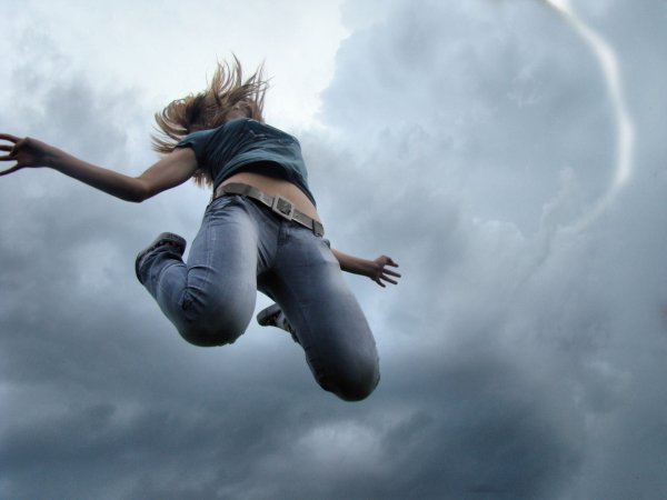 Девушка прыгает в воздухе