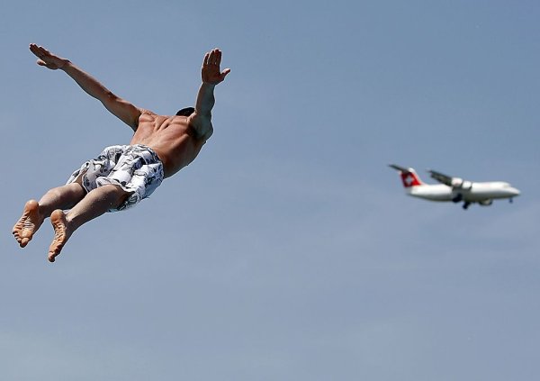 Человек взлетает