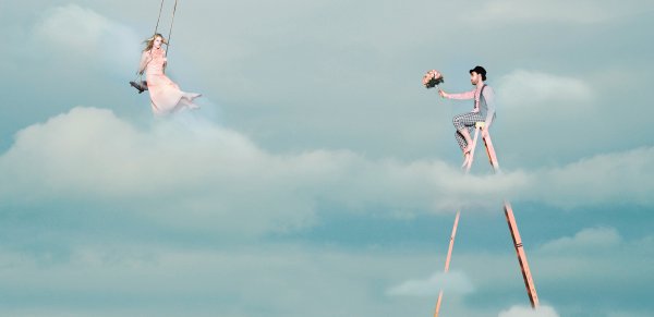 Человек летает в облаках