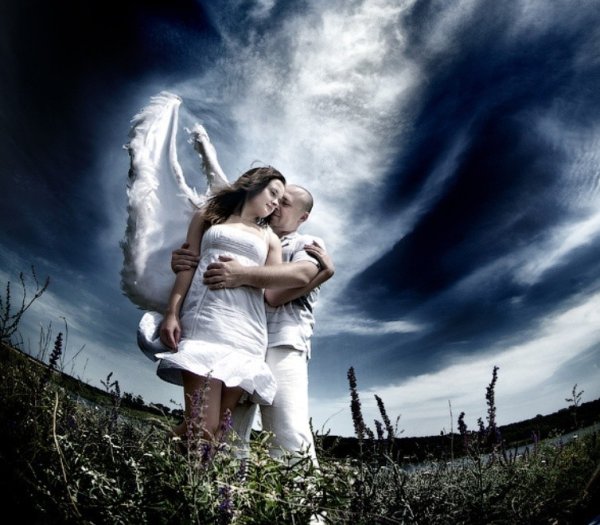 Ангел обнимает крыльями