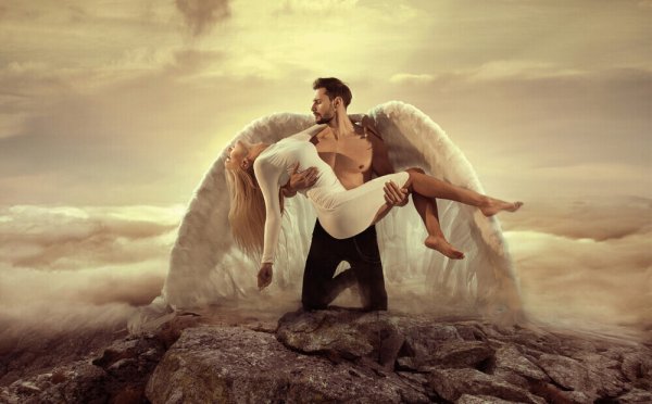 Девушка с крыльями в облаках