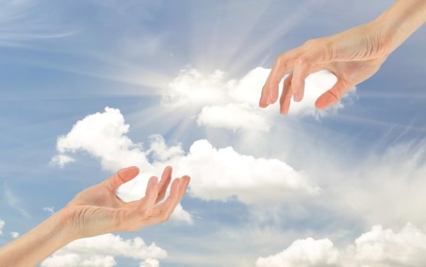 Рука тянется к руке благотворительность