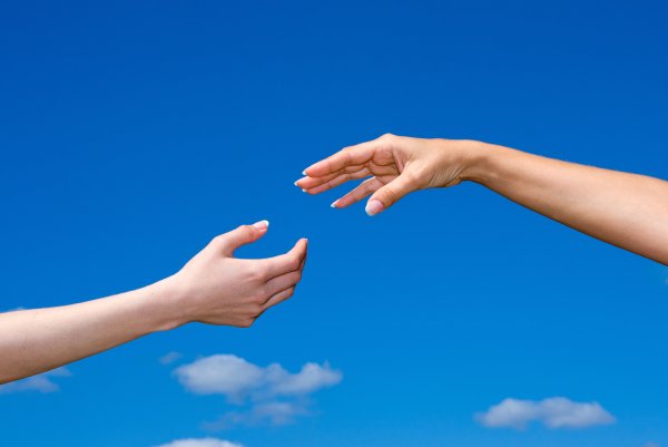 Две руки на фоне неба