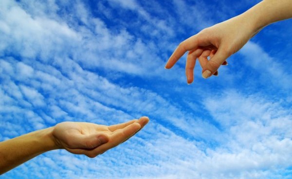 Рука тянется