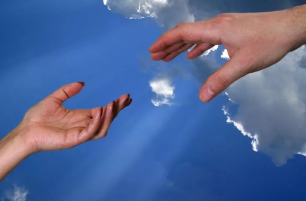 Протянутые руки на фоне неба