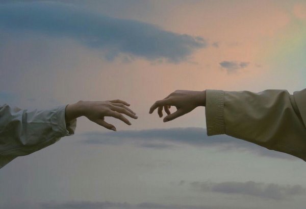 Руки тянутся друг к другу