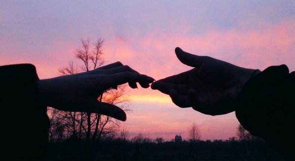 Рука тянется к небу