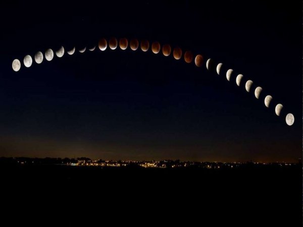 Красивое солнечное затмение