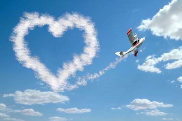Небо облака сердце самолет