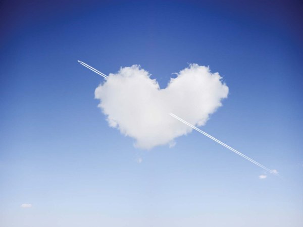 След самолета в небе