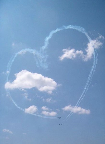 Облако в виде сердца пронзенное самолетом