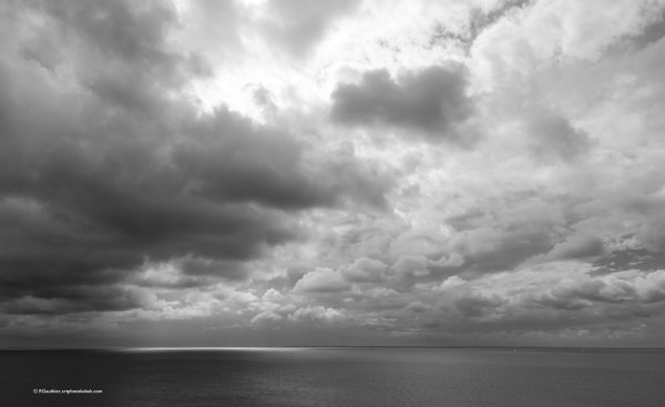 Спокойное серое небо