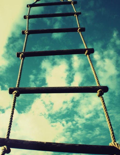 Веревочная лестница в горах